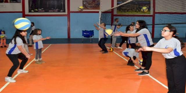 Manisa'da depremzede öğrencilere bayan voleybol kursu
