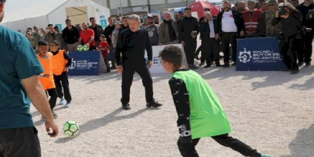 Bakan Akar çocuklarla futbol oynadı