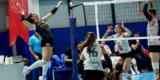 Altınoluk Voleybol yoluna kayıpsız devam ediyor