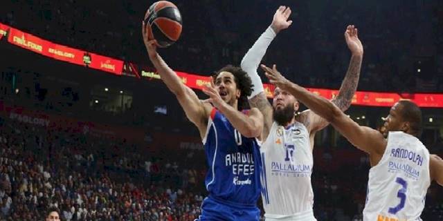 Anadolu Efes THY Avrupa Ligi'nde Salı günü Real Madrid ile karşılaşacak