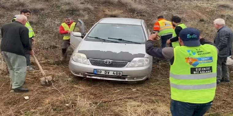 İzmit ekibi Adıyaman'da yoldan çıkan aracı kurtardı