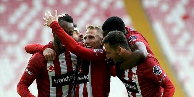 Sivasspor 2-0 MKE Ankaragücü (MAÇ SONUCU - ÖZET) Yİğido hata yapmadı!