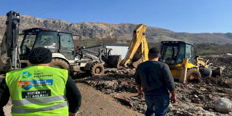 Adıyaman'da çamura saplanan iş makinası kurtarıldı