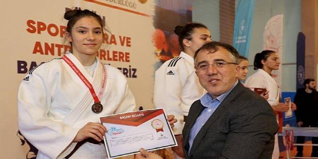 Nevşehir Belediye Başkanı Dr. Mehmet Savran, Okul Sporları Judo Yıldızlar Kız - Erkek Türkiye Birinciliği Müsabakaları ödül törenine katıldı