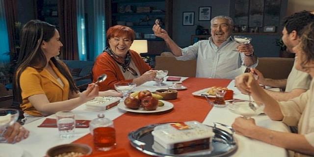 Erdal Özyağcılar Ailesiyle Birlikte İlk Kez Reklam Filminde