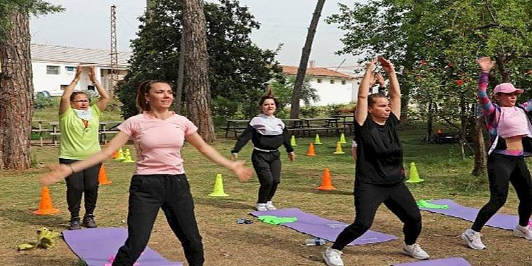 Anne ve çocuklar Zeytinpark'ta spor yaptı