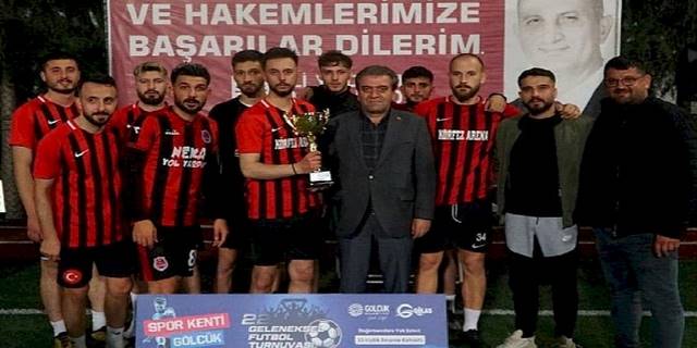 Gölcük Belediyesi 22. Geleneksel Futbol Şöleni'nde Körfez Arena'yı 3-0 yenen Azat İnşaat şampiyon oldu