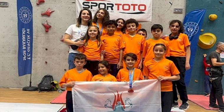 Nevşehir Belediyesi Gençlik ve Spor Kulübü sporcuları, katıldıkları Spor Tırmanış Küçükler C-D-E (Lider) Türkiye Şampiyonası'ndan iki Türkiye ikinciliği derecesi ile döndü