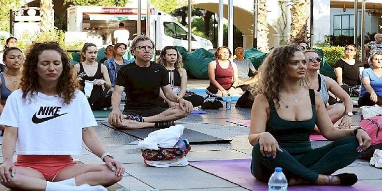 Karşıyaka'da en uzun güne yoga ile başladılar