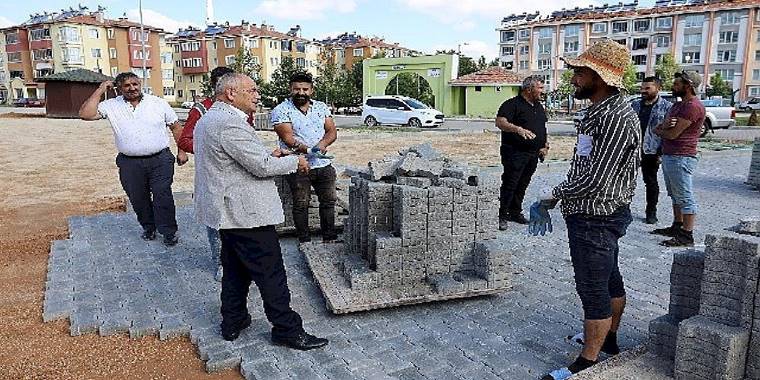 Yahyalı'da yeni açılan yollara parke döşeniyor