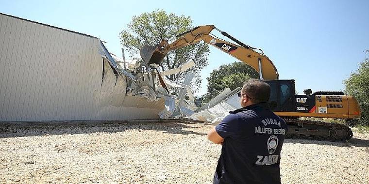 Nilüfer'de iki kaçak yapı daha yıkıldı