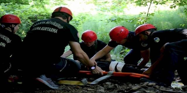 Sakarya'da afet timinden nefes kesen tatbikat