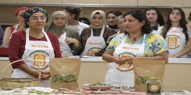 İzmir Bornova'da 'kınalı bamya' tanıtımı