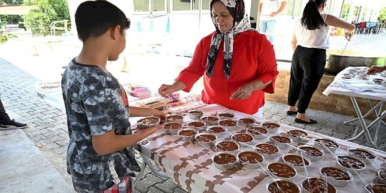 Çamyuva'da vatandaşlara aşure ikramı