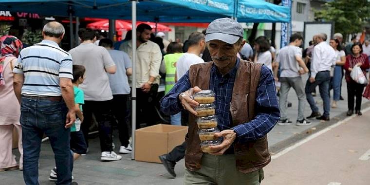 Büyükşehir'den Cumhuriyet Bulvarında aşure ikramı