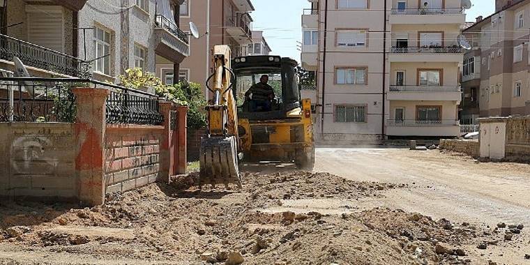 Karaman Belediyesi Fen İşleri Müdürlüğü ekipleri, Valide Sultan Mahallesi'nde kaldırım çalışması başlattı