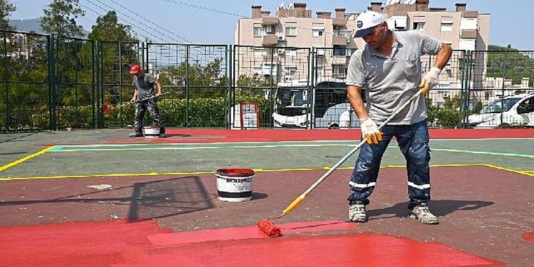 Karabağlar'ın parkları renkleniyor