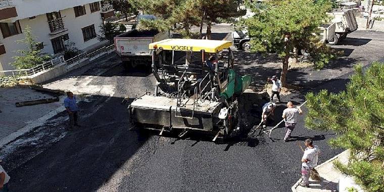 Keçiören'in sokakları sıcak asfaltla yenileniyor