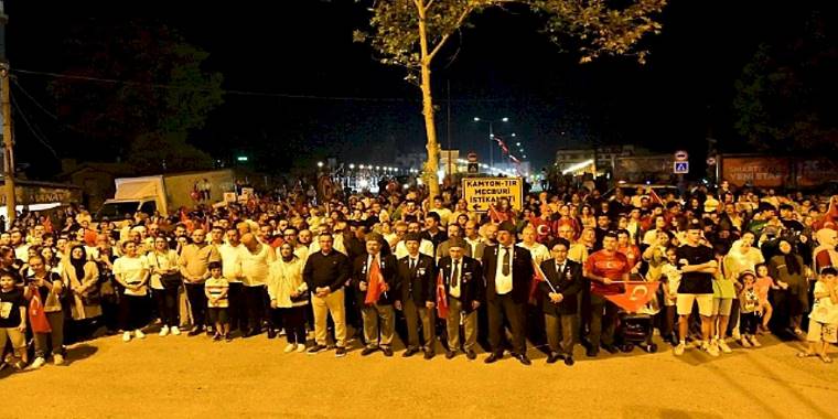 Mustafakemalpaşa'da sokaklar fener alayı ile aydınlandı.