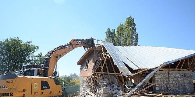 Kaçak Villa İnşaatı Yerle Bir Edildi