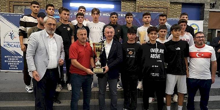 Amatör Futbolda Şampiyonlar Kupalarına Kavuştu