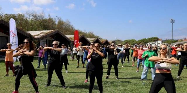 İzmitli kadınlar zumba ile eğlenerek spor yaptı