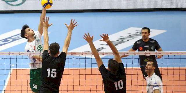 Bursa Büyükşehir voleybolcuları Balkan Kupası'na galibiyetle başladı