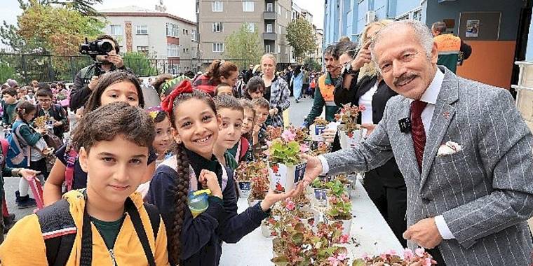 Bayrampaşa'da okullar begonya ile renklendi