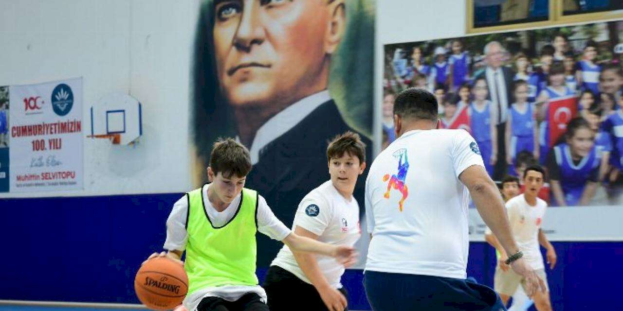 İzmir'de basketler 100. yıl için atıldı