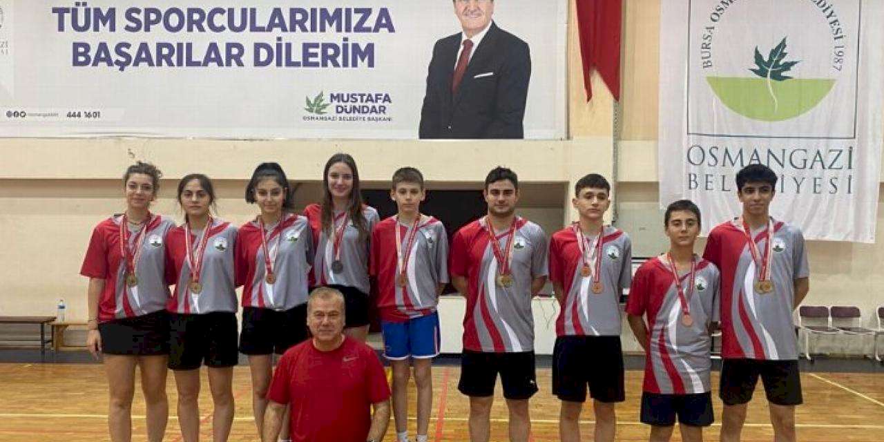 Bursa Osmangazi Badminton takımının şampiyonluk sevinci