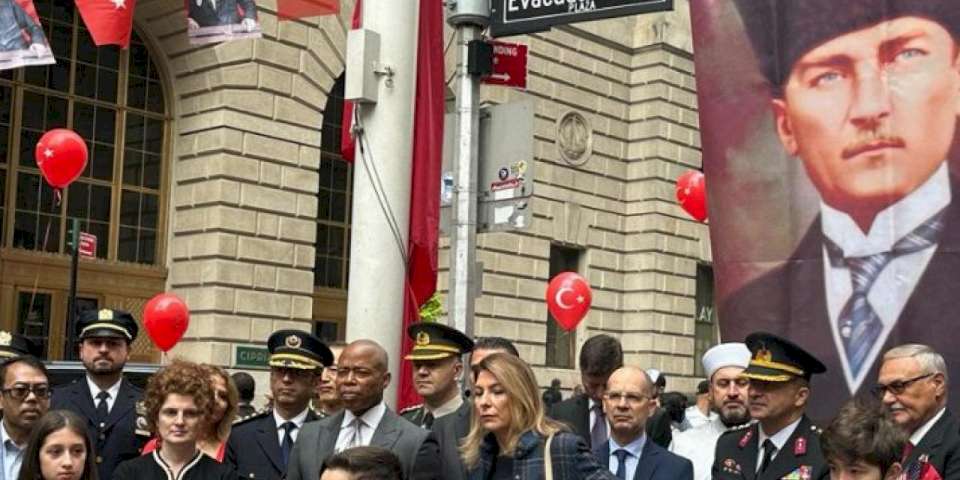 Wall Street’te Türk Bayrağı göndere çekildi