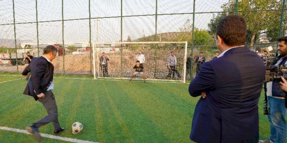 Hatay'da gençlerle sohbet edip, futbol oynadılar