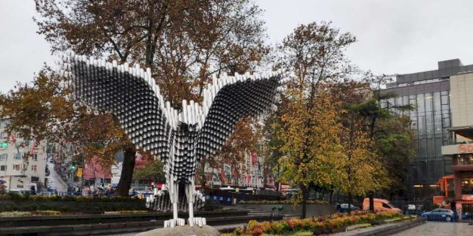 Kartal heykeli meydana yakıştı