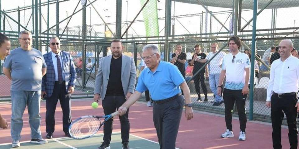 Kayseri Büyükşehir'in tenis kortlarına sporsever akını