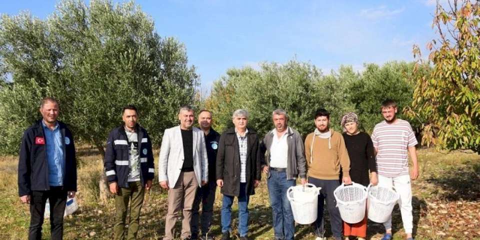 Manisa Turgutlu’da zeytin emekçilerine malzeme