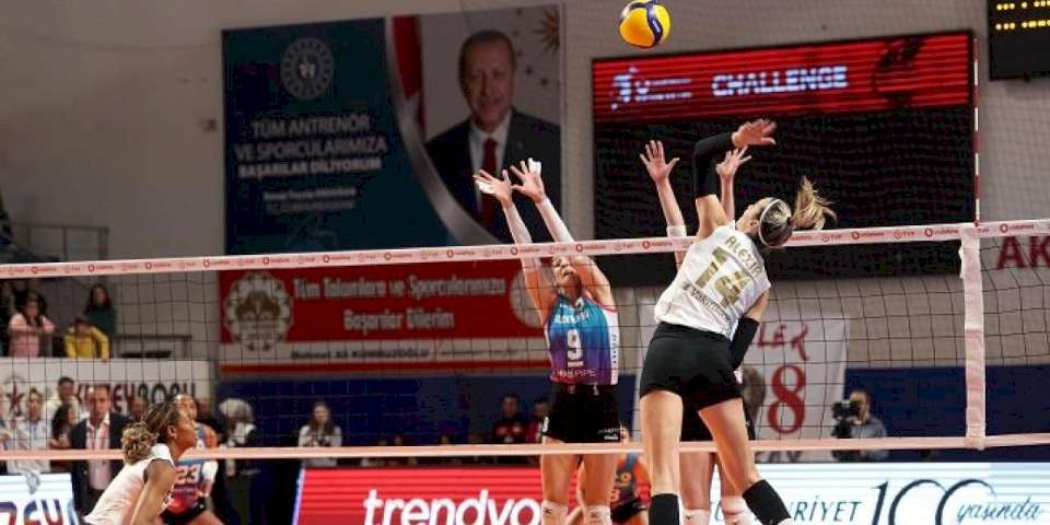 VakıfBank sezonun ilk yarısını galibiyetle tamamladı