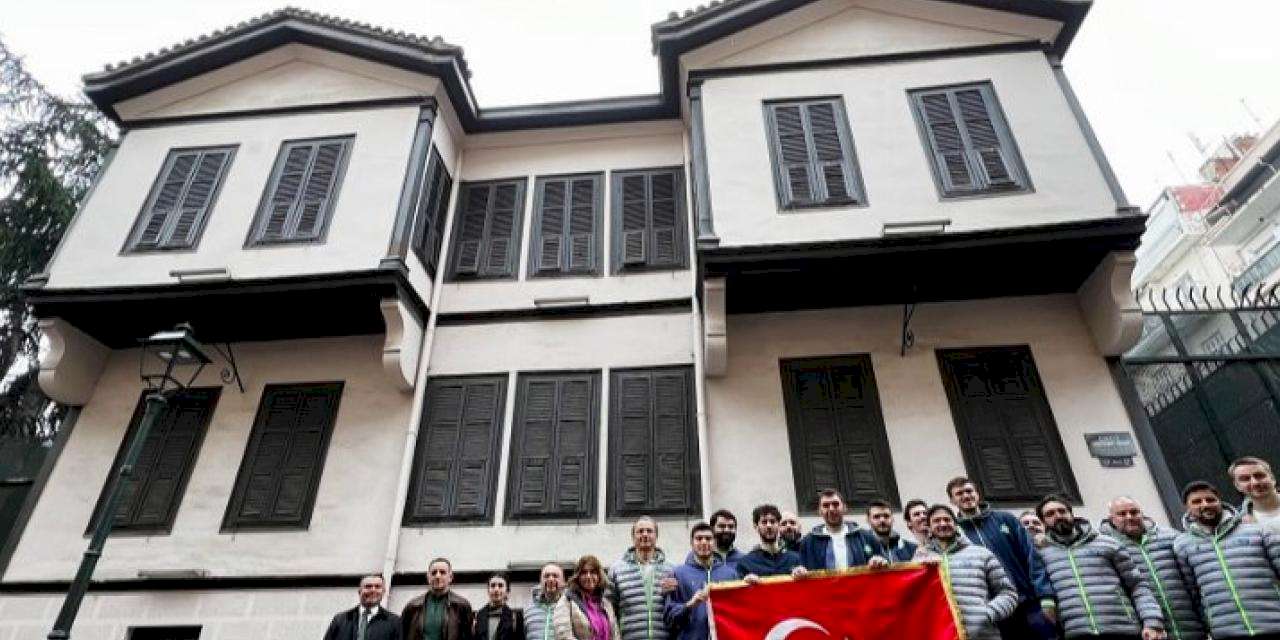 TOFAŞ'lı basketbolcular Ata'nın doğduğu evde