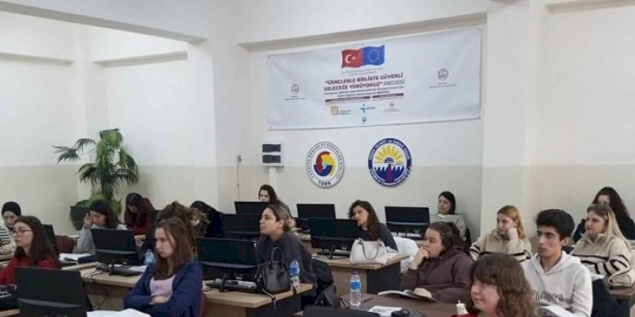 'Gençlerle Birlikte Güvenli Geleceğe Yürüyoruz' projesi sürüyor