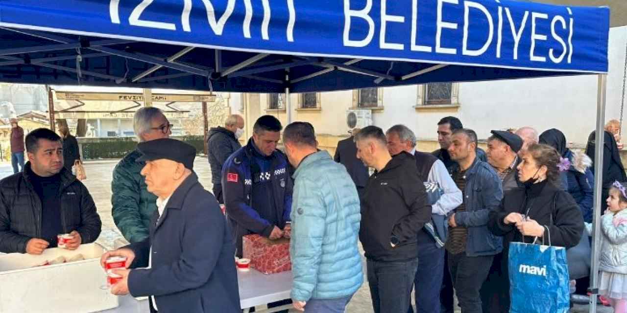 İzmit'te deprem felaketinde yaşamını yitirenler için helva dağıtıldı