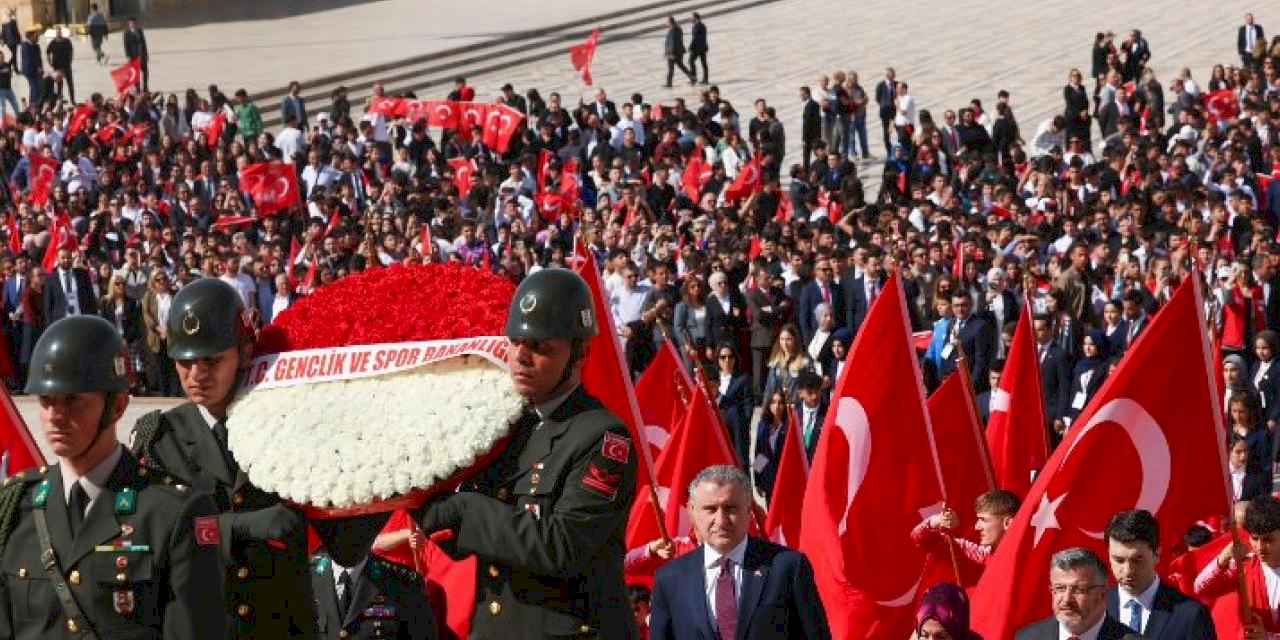 Bakan Bak gençlerle Anıtkabir'de