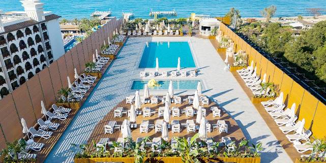 Bera Alanya Otel Yeni 'Gökyüzü Havuzu' İle Sezonu Açtı