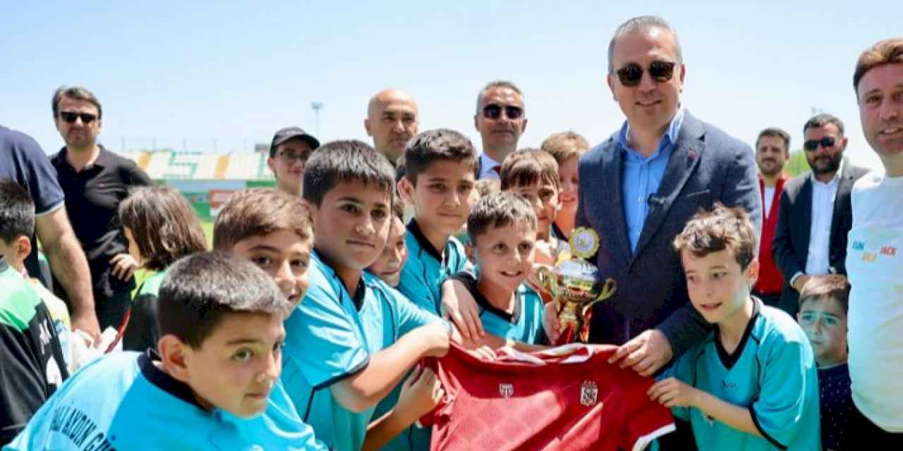 Sivas'ta Muzaffer Güner anısına futbol turnuvası