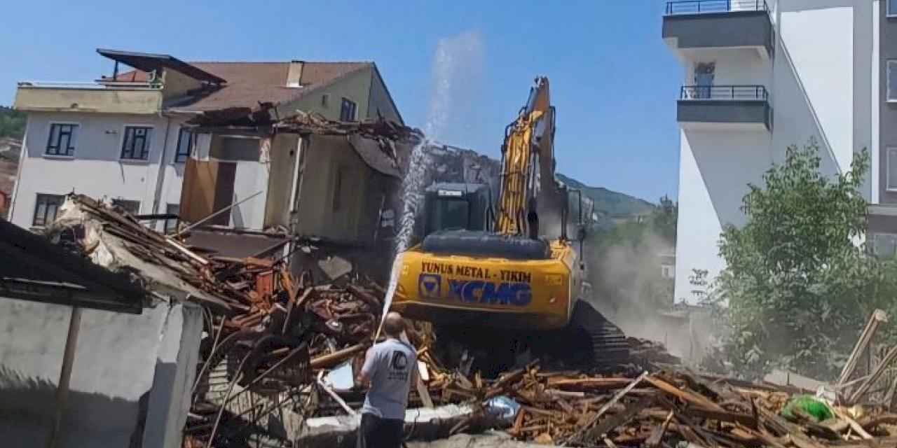 Gölcük'te metruk binaların yıkımı sürüyor