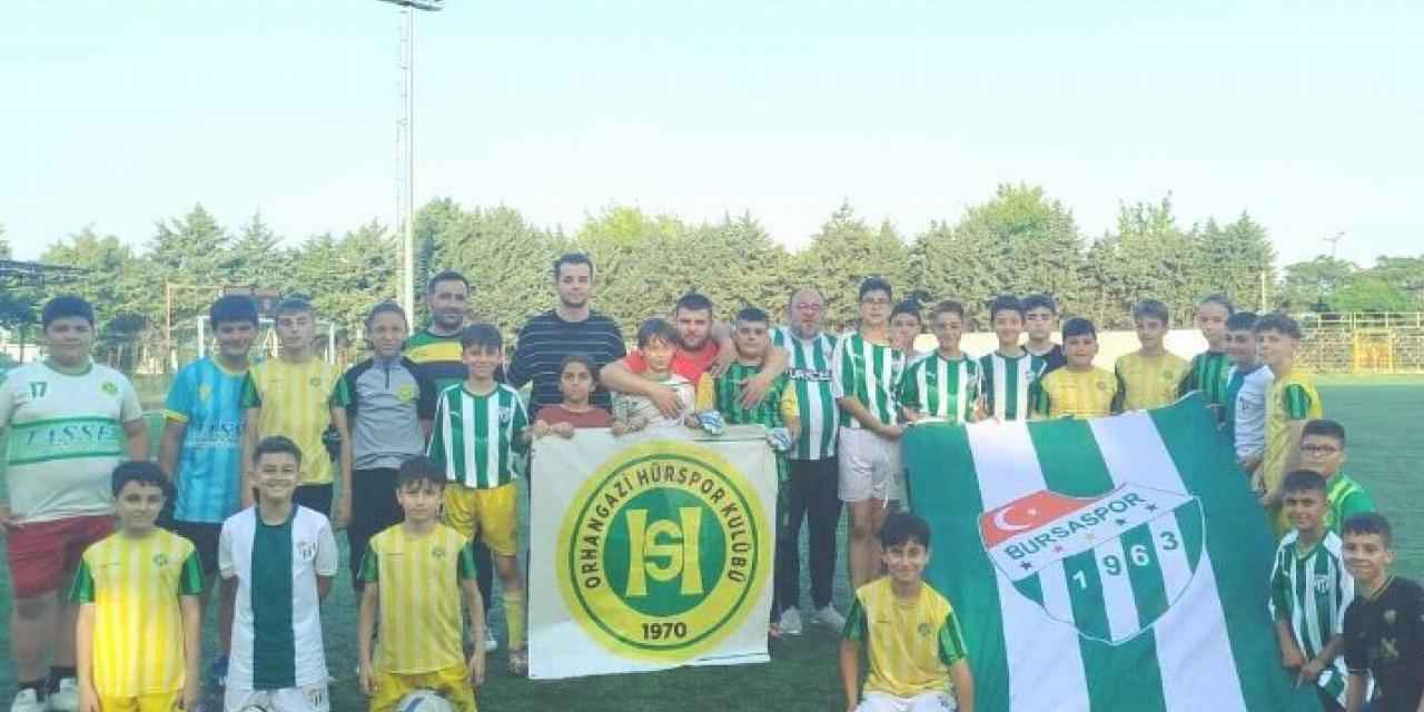 Hürspor’un miniklerinden Bursaspor’a destek