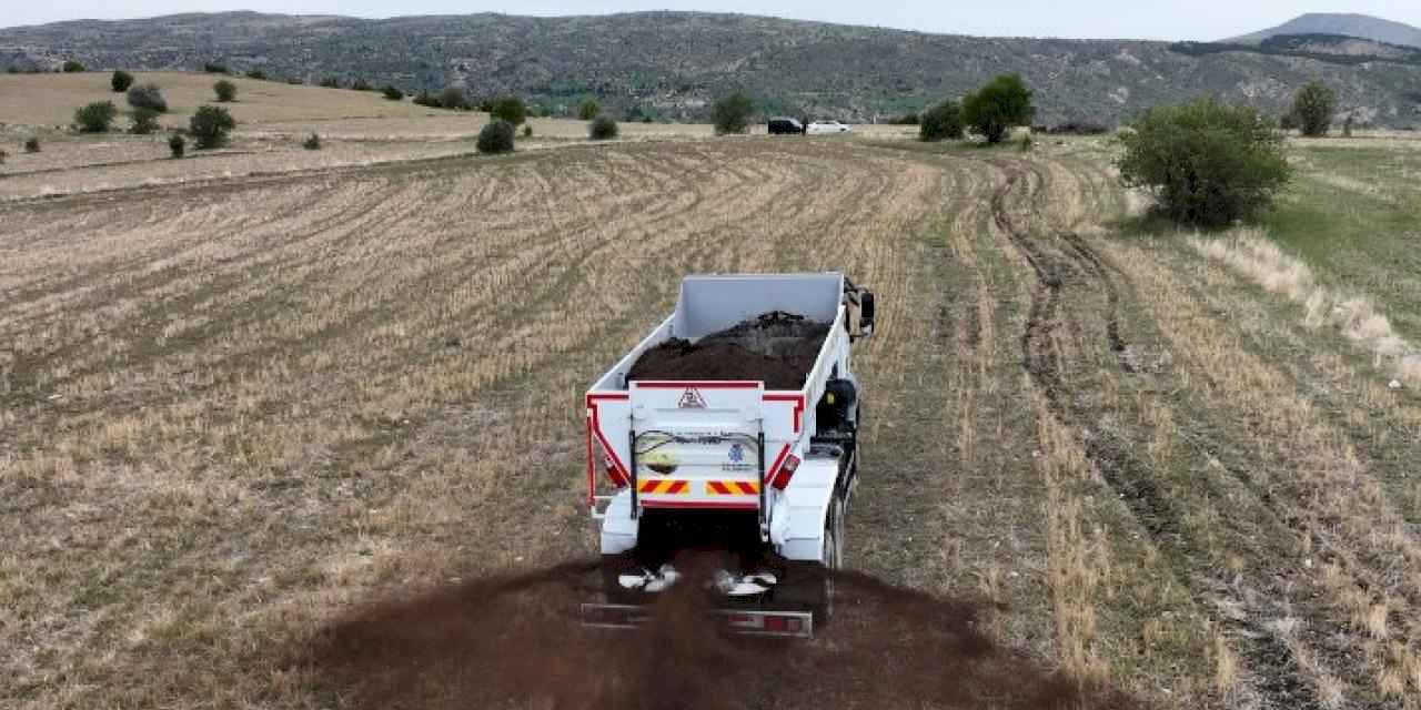 Konya'da kamyon üstü gübre dağıtımı