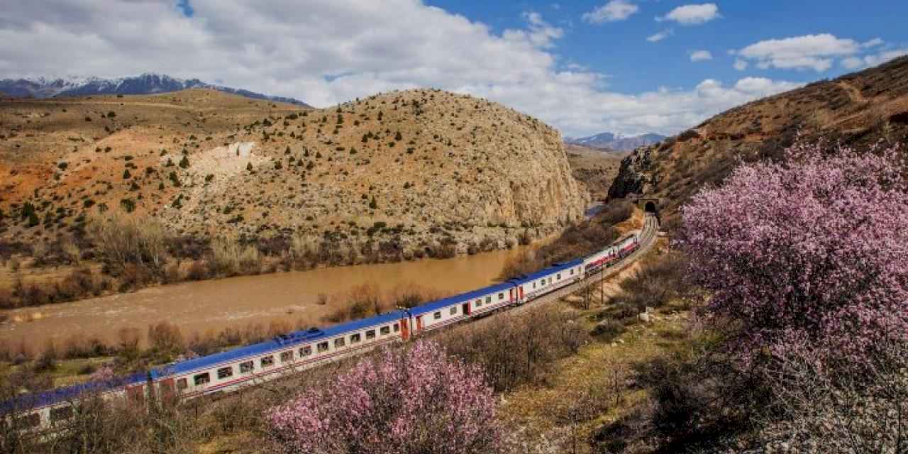 Turistik Tatvan treni sefere çıkıyor