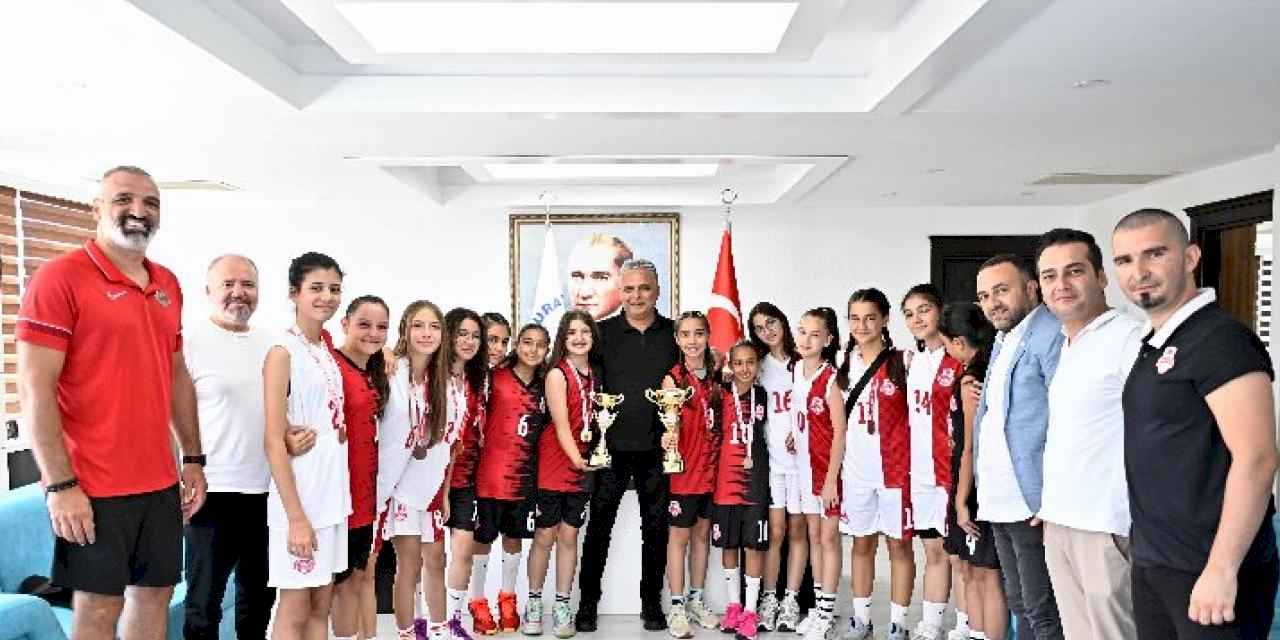 Şampiyon kızlardan Başkan Uysal'a ziyaret