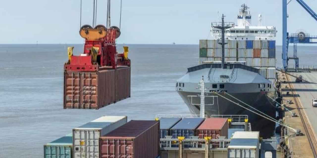 Dış ticarette ihracat arttı, ithalat azaldı