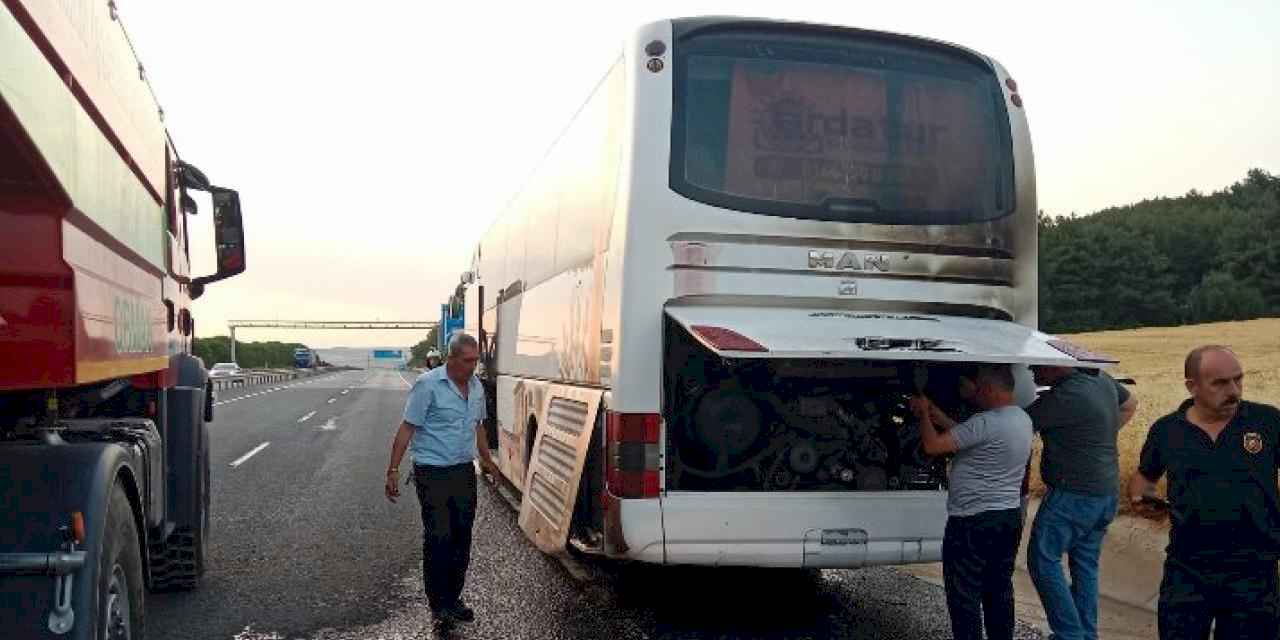 Öğrencileri taşıyan otobüsün motorunda çıkan yangın korkuttu