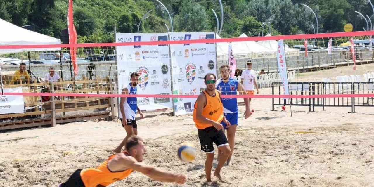 Şile sahili plaj voleybolu ile renklendi